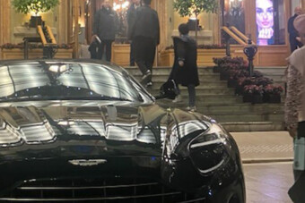 Magyar, egyedi rendszámos luxusautó parkolt a monte-carlói kaszinó bejáratánál