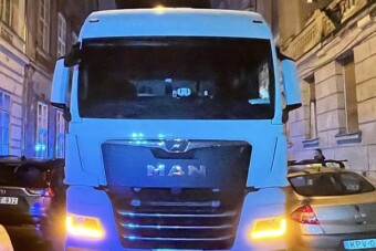 Ritkán látható, kínos hibát követett el egy kamionos Budapesten