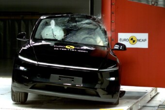 Bravúrosan vigyáz a kicsikre, gyengékre ez a Tesla