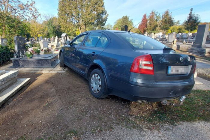 Felháborító dolgot követett el egy skodás a monori temetőben