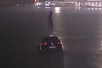 A nyugalom szobra a férfi, aki egy süllyedő autó tetején ácsorgott