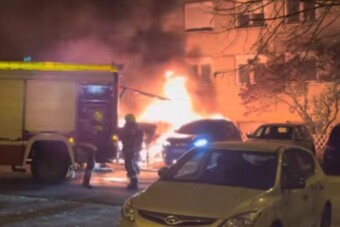 Hatalmas tűz Budapesten, több autó is féltékenység miatt borulhatott lángba