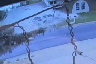 Besokallt a balesetektől, elbarikádozta a házát