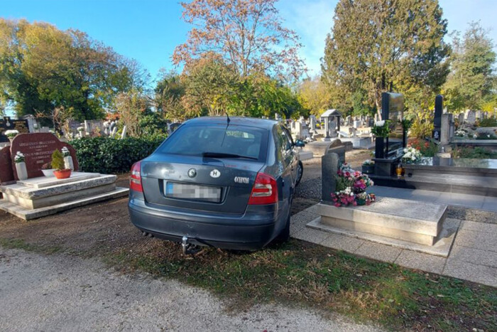 Felháborító dolgot követett el egy skodás a monori temetőben 1 | Vezess Felháborító dolgot követett el egy skodás a monori temetőben 1