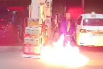 Teljesen begőzölt, egy szál köntösben gyújtotta fel a kutat