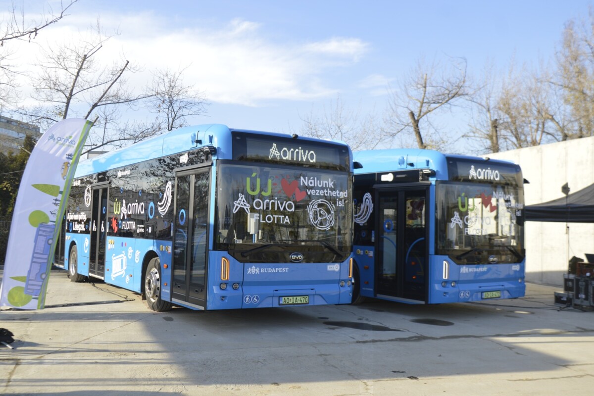 Vidám buszok állnak forgalomba Budapesten