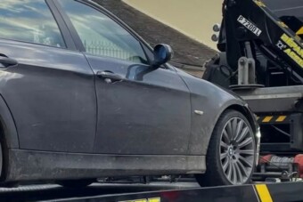 225-tel száguldott a BMW-vel, azonnal ugrott a friss jogsi