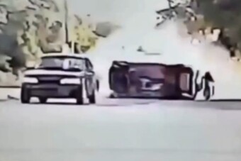 Sokkoló balesetet vett fel a fedélzeti kamera – a motoros is összetette a két kezét utána