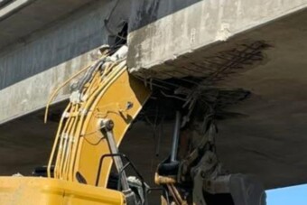 Nem a szemünk káprázik, tényleg felnyársalta a felüljárót egy markoló