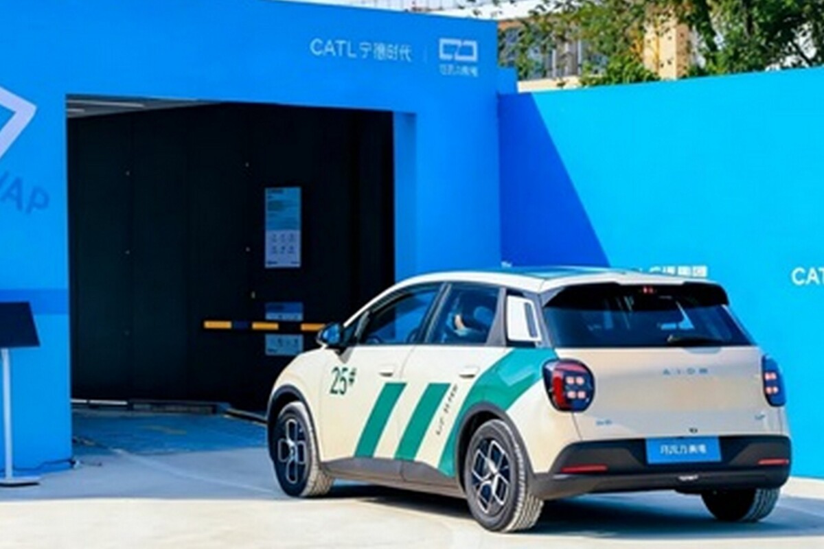 Új villanyautós rekord: 500 kilométer másfél perc alatt