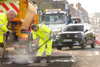 Olyan rosszak az utak, hogy az autógyártó beszállt kátyúzni