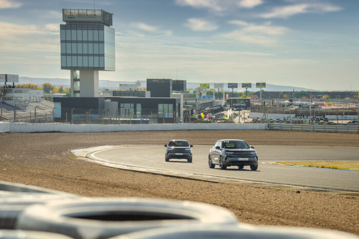 Villanyhajtással hoz élményautót az Opel 19