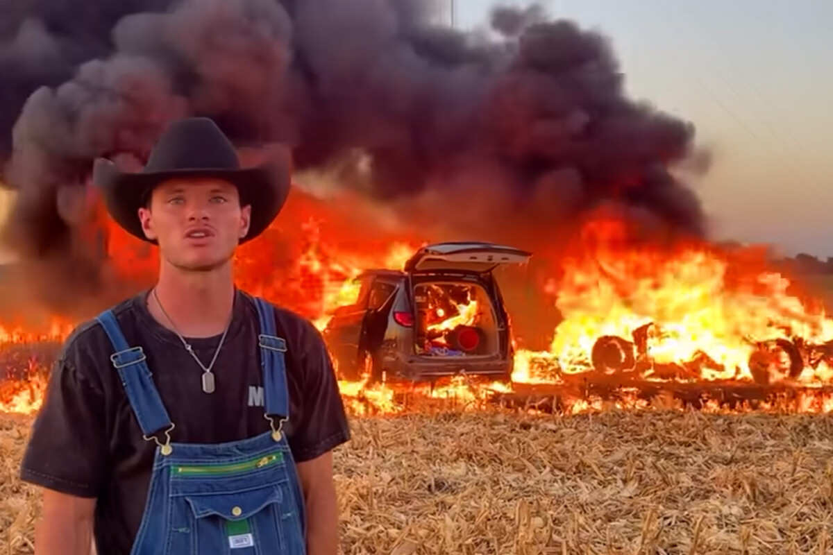 Lángoló autó buktatta le az autós influenszert