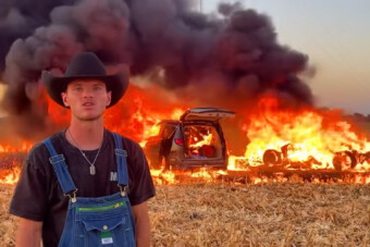 Lángoló autó buktatta le az autós influenszert