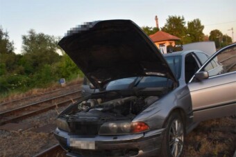 Azt hitte, a BMW-vel síneken is lehet menekülni, nagyot tévedett
