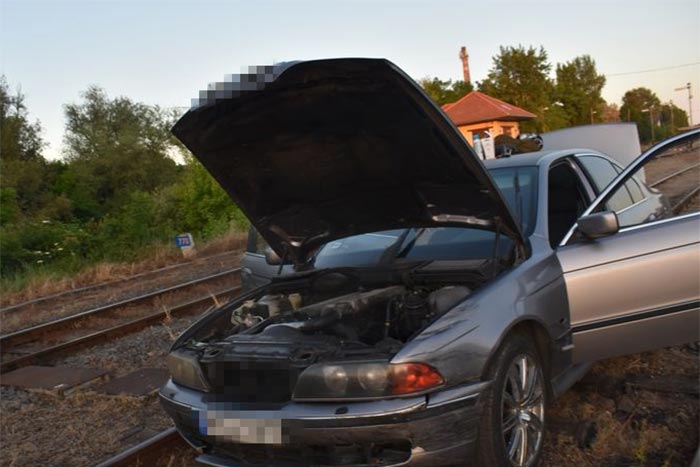 Azt hitte, a BMW-vel síneken is lehet menekülni, nagyot tévedett