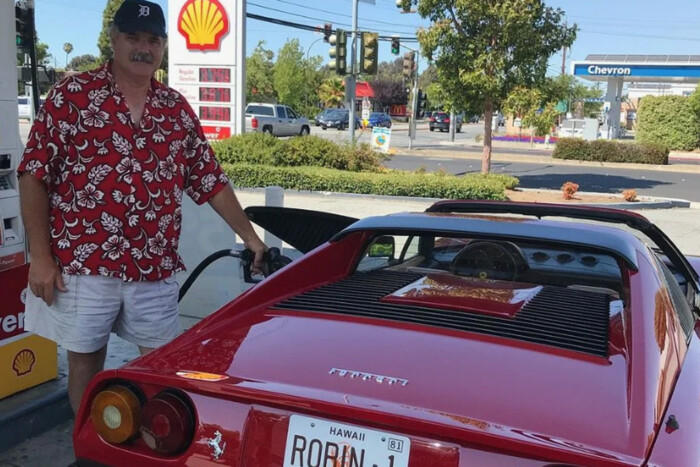 Az ember, aki olyan autókkal jár dolgozni, amiről más csak álmodik 1