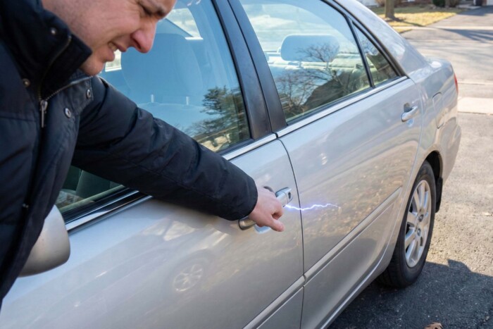 Így kerülheted el, hogy megrázzon az autód kiszálláskor