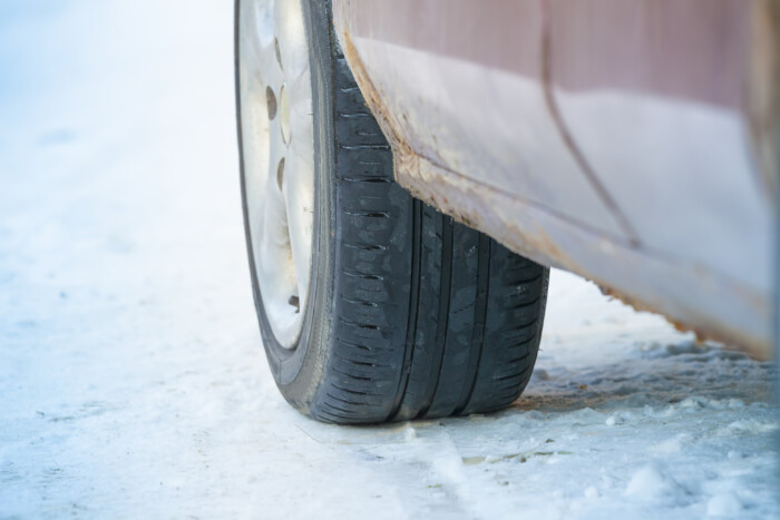 3 év börtönt kapott a hazai BMW-s, mert nyári gumi volt az autóján
