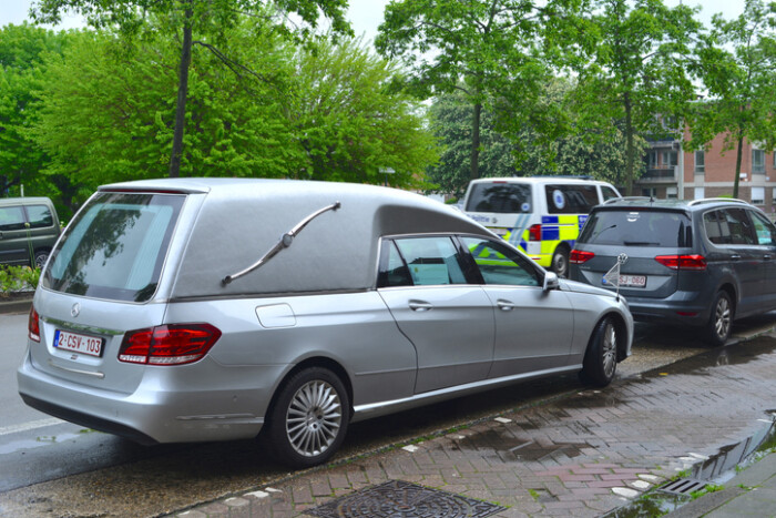 Ezért van érdekes, S alakú szimbólum a halottaskocsin 1 | Vezess Ezért van érdekes, S alakú szimbólum a halottaskocsin 1