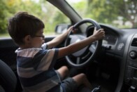 Engedte vezetni a 10 éves fiát, de már későn törölte a videót 1 Engedte vezetni a 10 éves fiát, de már későn törölte a videót 1