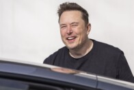 Irdatlan pénzeket kerestek a Tesla vezetői 1 Irdatlan pénzeket kerestek a Tesla vezetői 1