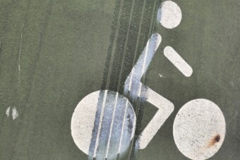 Szűkítenék az utakat, így védve a bringásokat