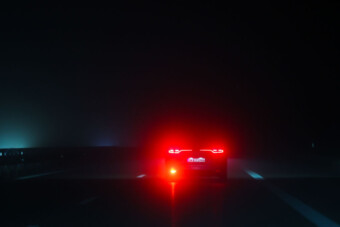 Mitől világít erőssebben a hátsó ködlámpa?