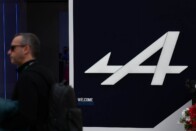 Az őrök orra előtt pakolták ki a Mercedes F1-gyárát 1 Az őrök orra előtt pakolták ki a Mercedes F1-gyárát 1