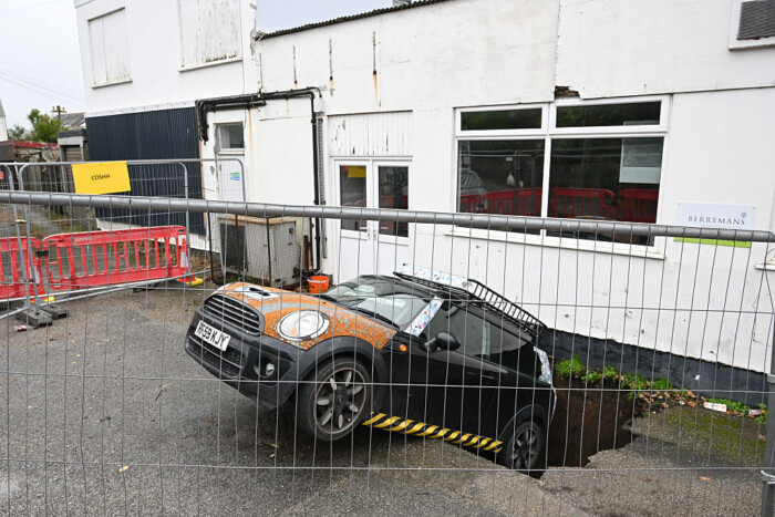 Banális ok miatt áll három hete egy autó a beszakadt parkolóban 6 | Vezess Banális ok miatt áll három hete egy autó a beszakadt parkolóban 6