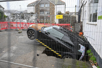 Banális ok miatt áll három hete egy autó a beszakadt parkolóban