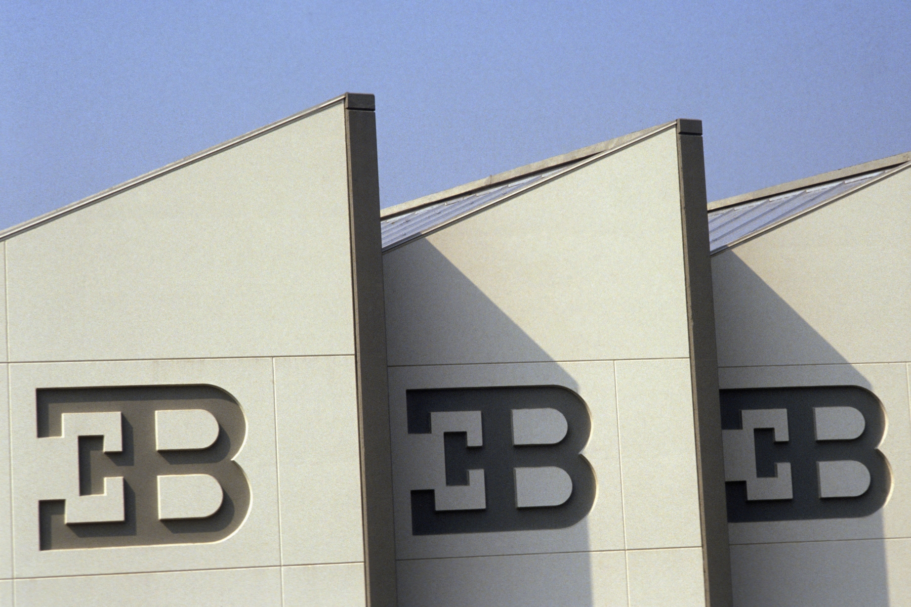 Inauguration De La Nouvelle Usine Bugatti | Vezess | Vezess