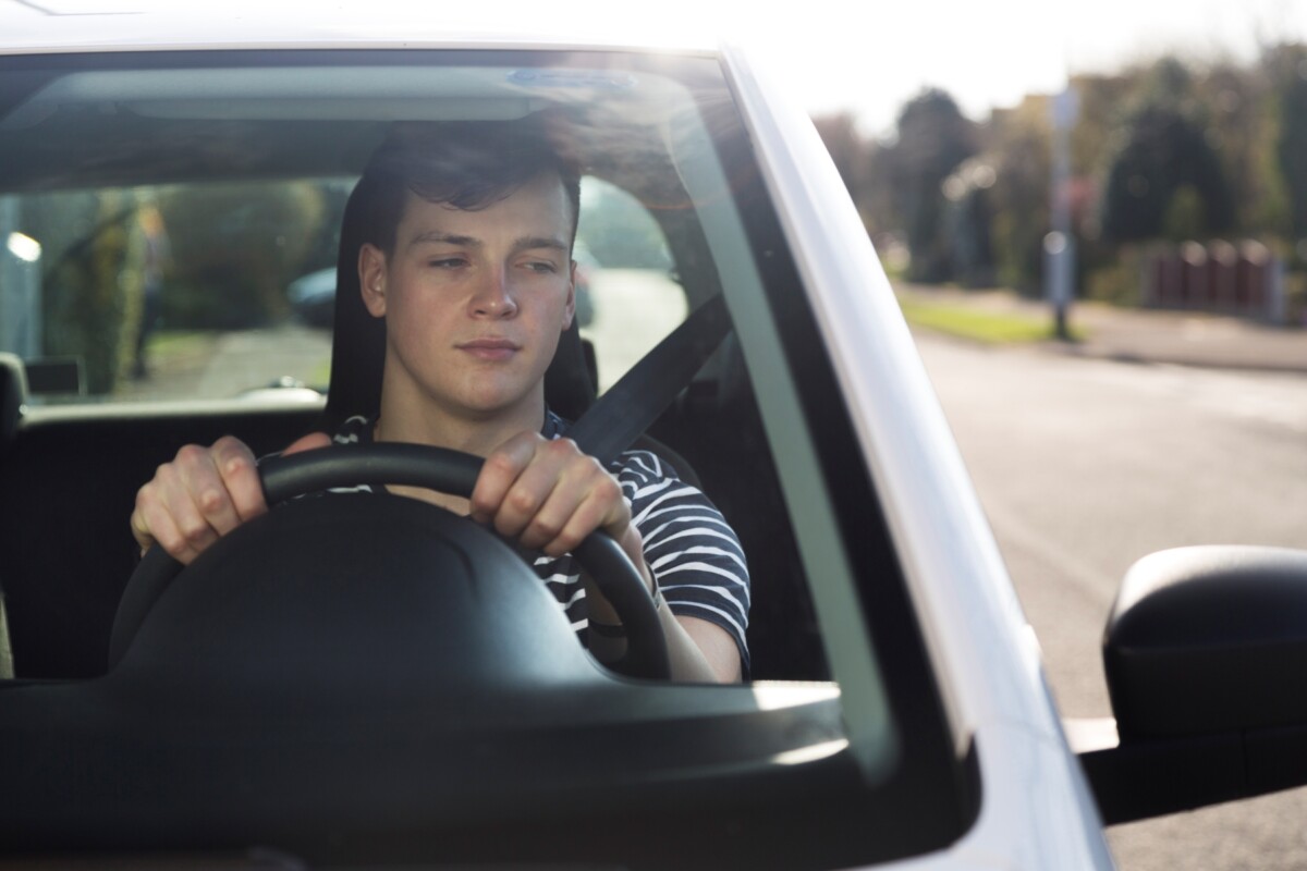Olyan hosszú a várólista, hogy a hadsereg vizsgáztatja a tanulóvezetőket