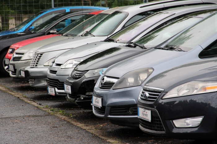 Ömlenek a külföldi autók az országba, ez az oka