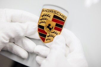 Olcsóbban tankol és parkol, akinek ilyen Porschéja van