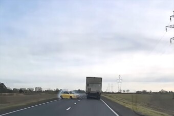 Itt tényleg hajszálon múlt a tragédia egy felelőtlen előzés miatt