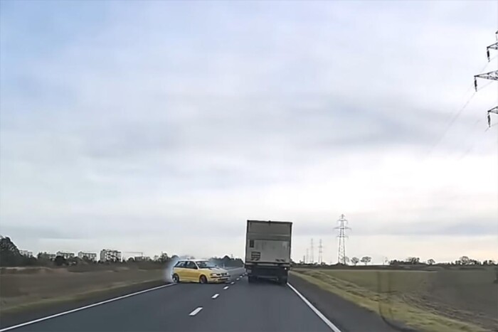 Itt tényleg hajszálon múlt a tragédia egy felelőtlen előzés miatt