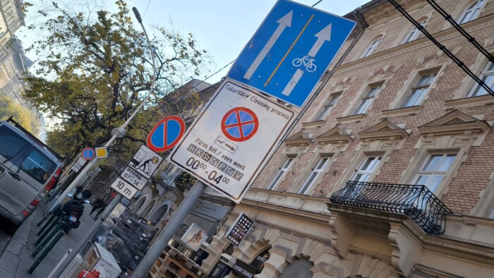 Ezt a KRESZ-táblát csak akkor érted, ha tudod, milyen nap van 3 | Vezess Ezt a KRESZ-táblát csak akkor érted, ha tudod, milyen nap van 3