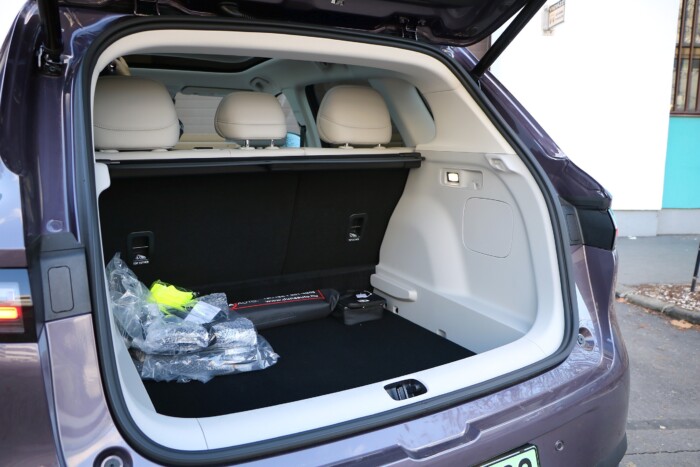 Ütőképes kínai családszállító érkezett Magyarországra 20 | Vezess Ütőképes kínai családszállító érkezett Magyarországra 20