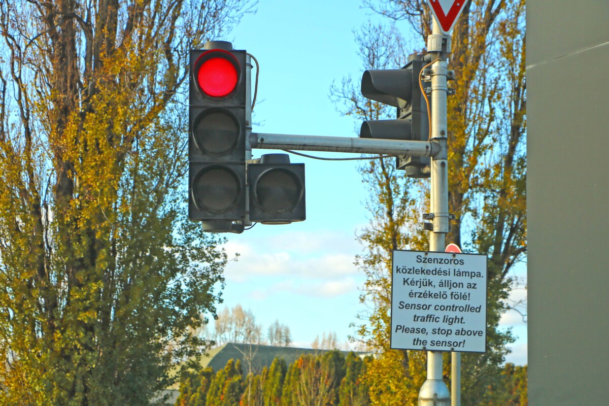 Sosem vált zöldre a lámpa? Ez lehet az ok, és könnyű a megoldás!