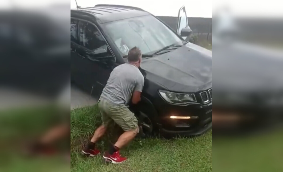 Dolgozhatott az adrenalin a férfiban, aki egyedül kiemelte az autót az árokból