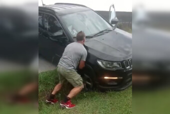 Dolgozhatott az adrenalin a férfiban, aki egyedül kiemelte az autót az árokból