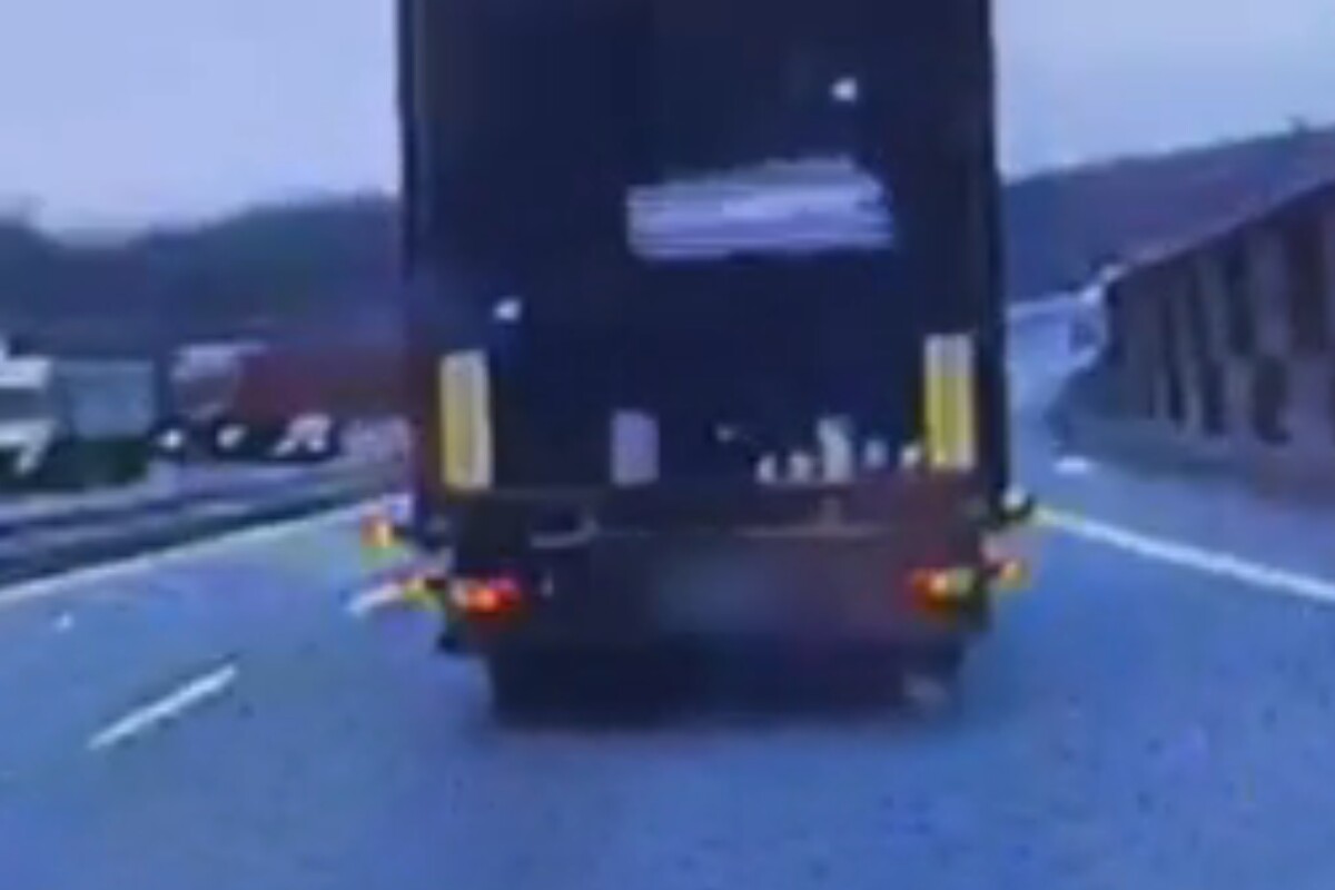 Meredek pillanatot kapott el a rendőrautó kamerája: ezért veszélyes télen vezetni