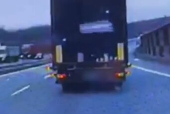 Meredek pillanatot kapott el a rendőrautó kamerája: ezért veszélyes télen vezetni