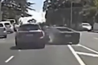 A lehető legrosszabbul sült el az előzés, még a jogsiját is bukhatja