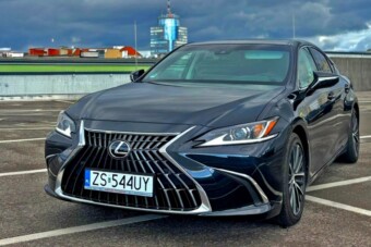 Éjjel-nappal hajtották a japán luxusautót, meglepő, hogy bírta a gyűrődést