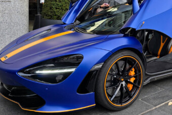 Gyönyörű, kék-sárga szupersportautó parkolt Budapesten, magyar rendszámmal