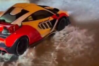 Bokáig érő vízben gázoltak az 500 milliós autóval