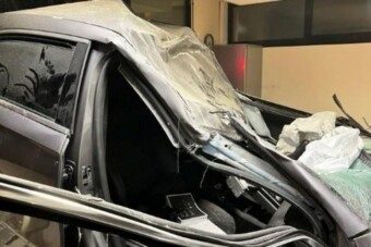 Akkorát repült, hogy egy emeleti irodában landolt a balesetező autó