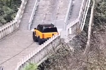 A Range Rover legendás trükkjét másolták a kínaiak, de csúnyán befürödtek